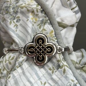 Unique silver tone bangle bracelet. Very good condition. Never worn.